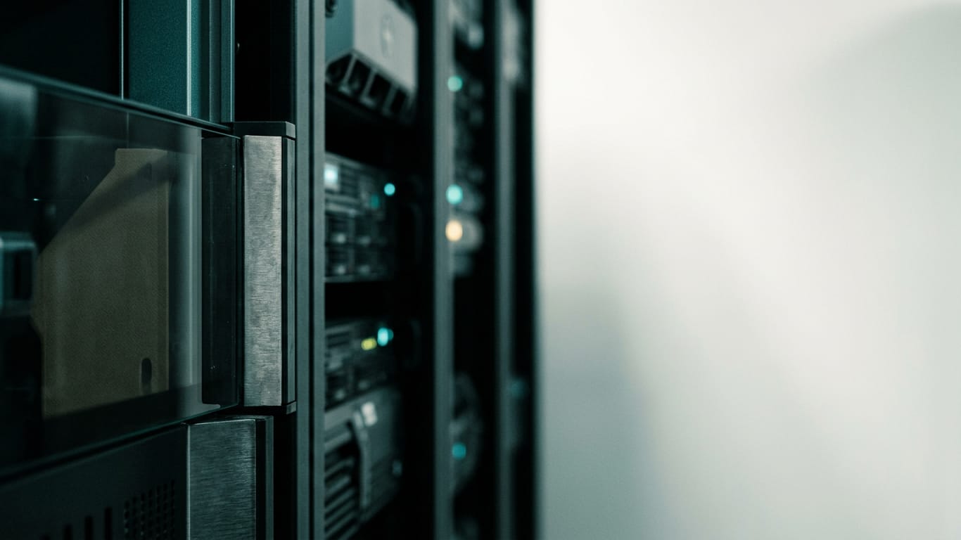 Illustratie bij dit artikel: Microsoft verschuift AI-governance van beleidsdocument naar runtime-handhaving.